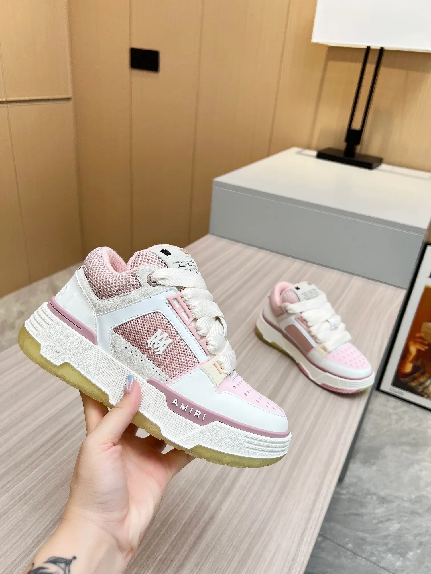 p620💰Men's shoes Amiri Emile's 2023 spring and summer new MA-1 bread shoes, couple models, casual sports shoes, sneakers Amiri gave up the rock punk style in the new season and used a large number of unsaturated colors, Morandi tones, whether you see or wear them, it will make people very happy. The large tongue of the bread shoes continues, shortens the length of the shoe body, thickens the midsole, and the toe part is more rounded. Amiri's brand letters and MA logo appear on the side of the shoe. Fabric: Original customized imported first-layer cowhide + mesh. Lining: Original customized breathable towel lining. Outsole. Foam combination material. Bottom thickness: 4CM. Size: Men's 39-45